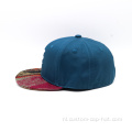 Twee toont achterin gesloten snapback -hoeden